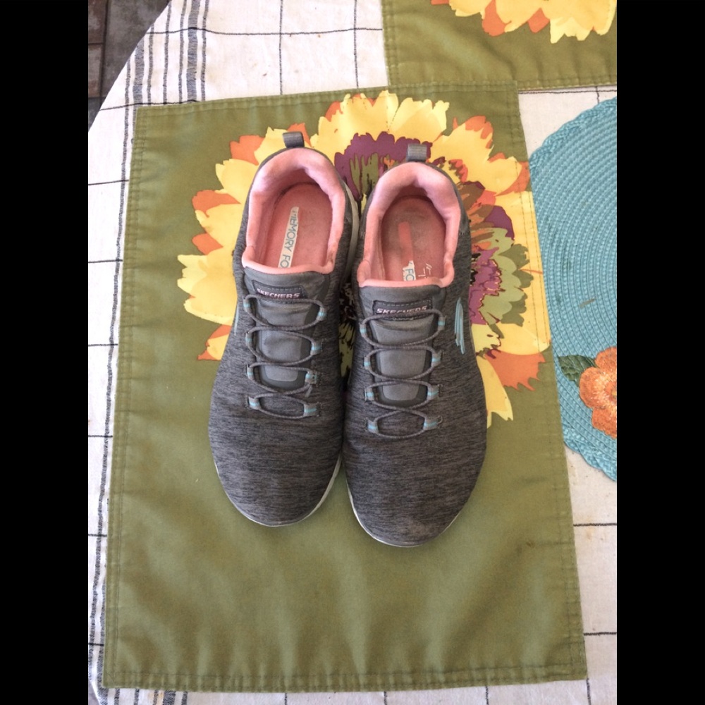 Nicely preowned ladies Sketchers sneakers.👟